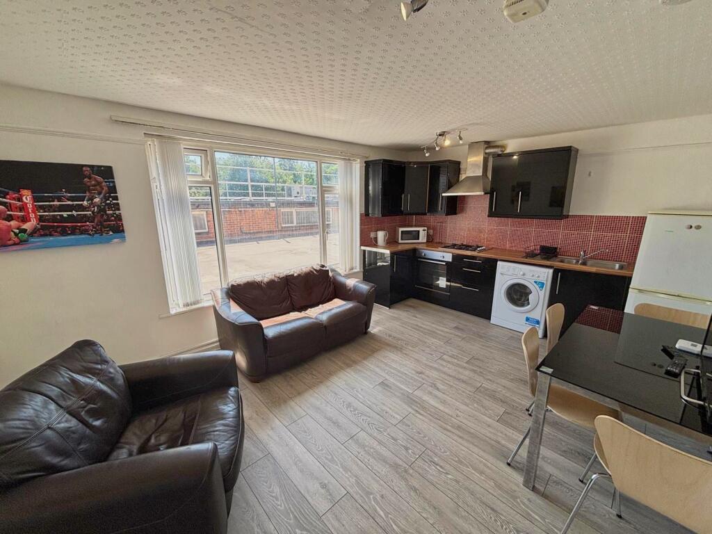3 bed 1st Floor Flat for rent in Long Line. From Dove Properties - Sheffield