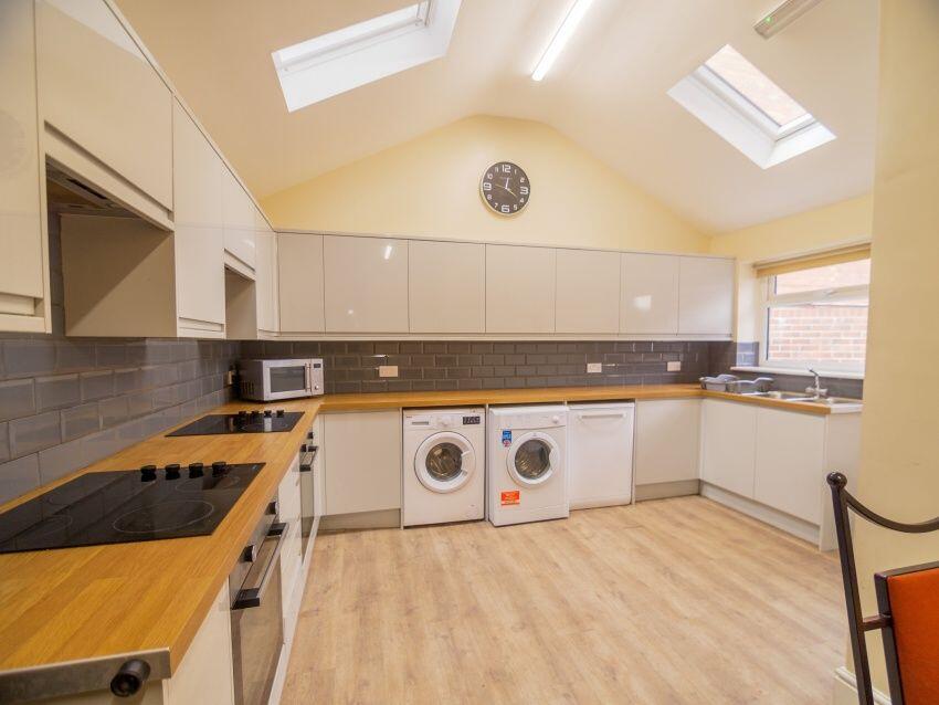 7 bed House Share for rent in Long Line. From Dove Properties - Sheffield
