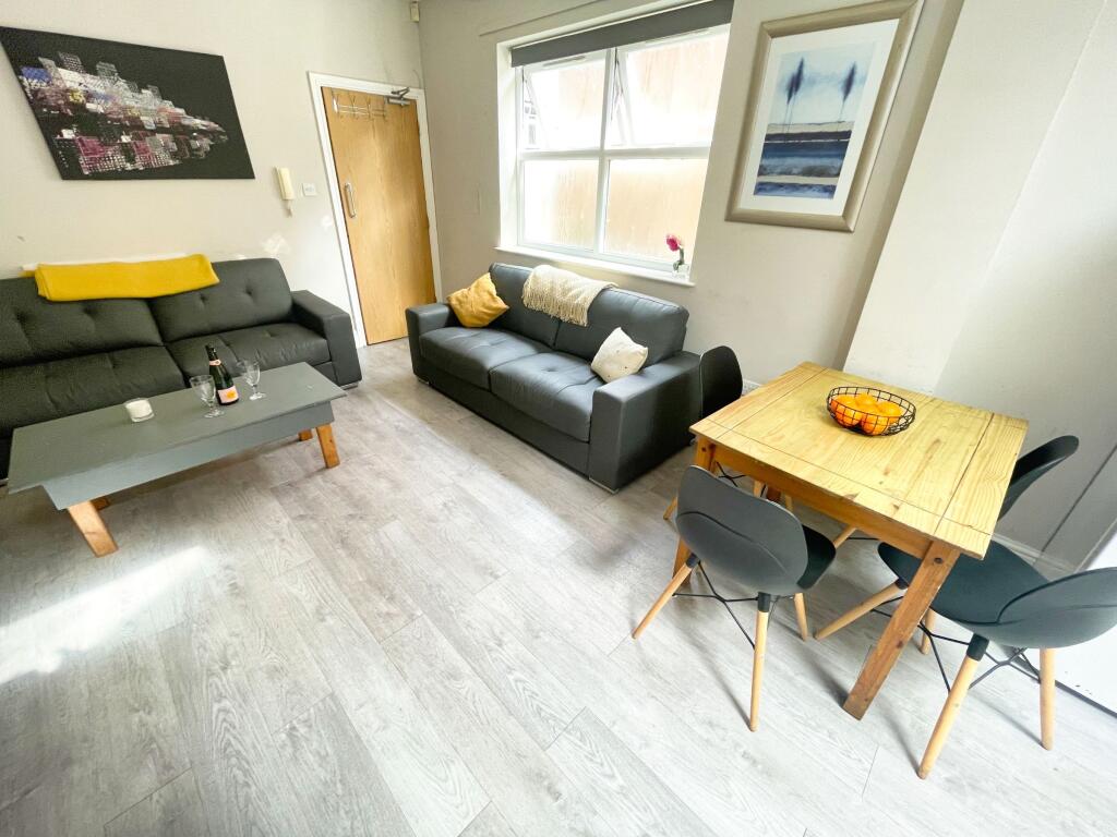 6 bed House Share for rent in Long Line. From Dove Properties - Sheffield