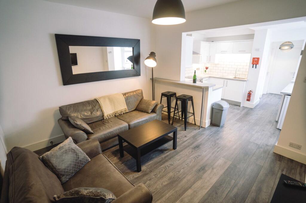 6 bed House Share for rent in Long Line. From Dove Properties - Sheffield