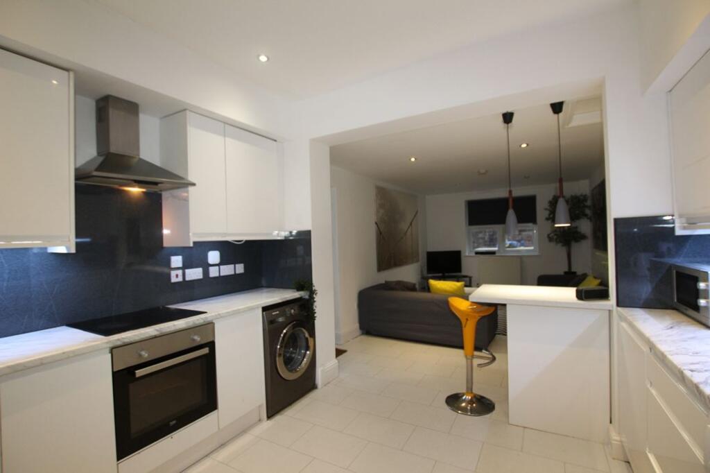 6 bed House Share for rent in Long Line. From Dove Properties - Sheffield