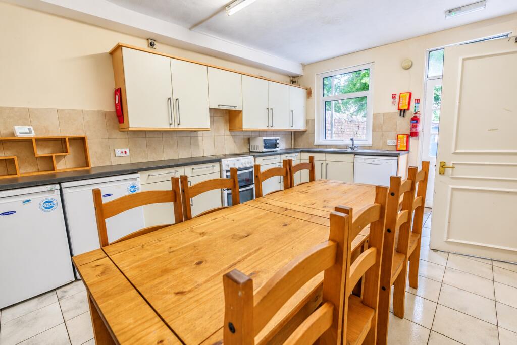 7 bed House Share for rent in Sheffield. From Dove Properties - Sheffield