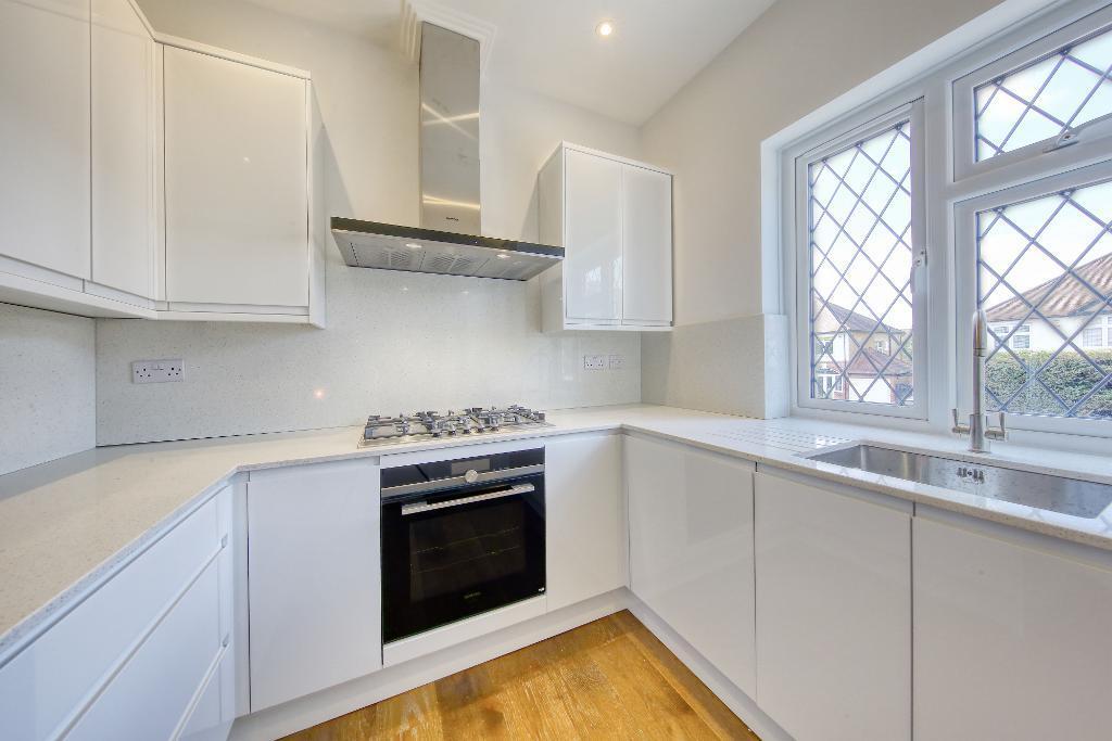 3 bed 1st Floor Flat for rent in Worcester Park. From Tennison Property - Wimbledon