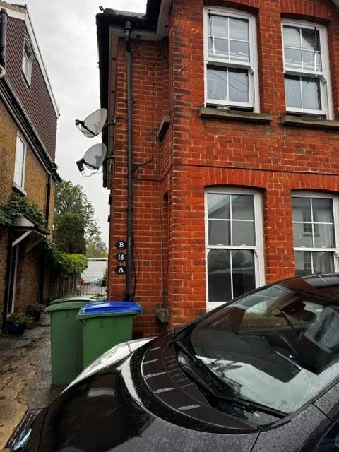 1 bed 1st Floor Flat for rent in Burwood Park. From Tennison Property - Wimbledon
