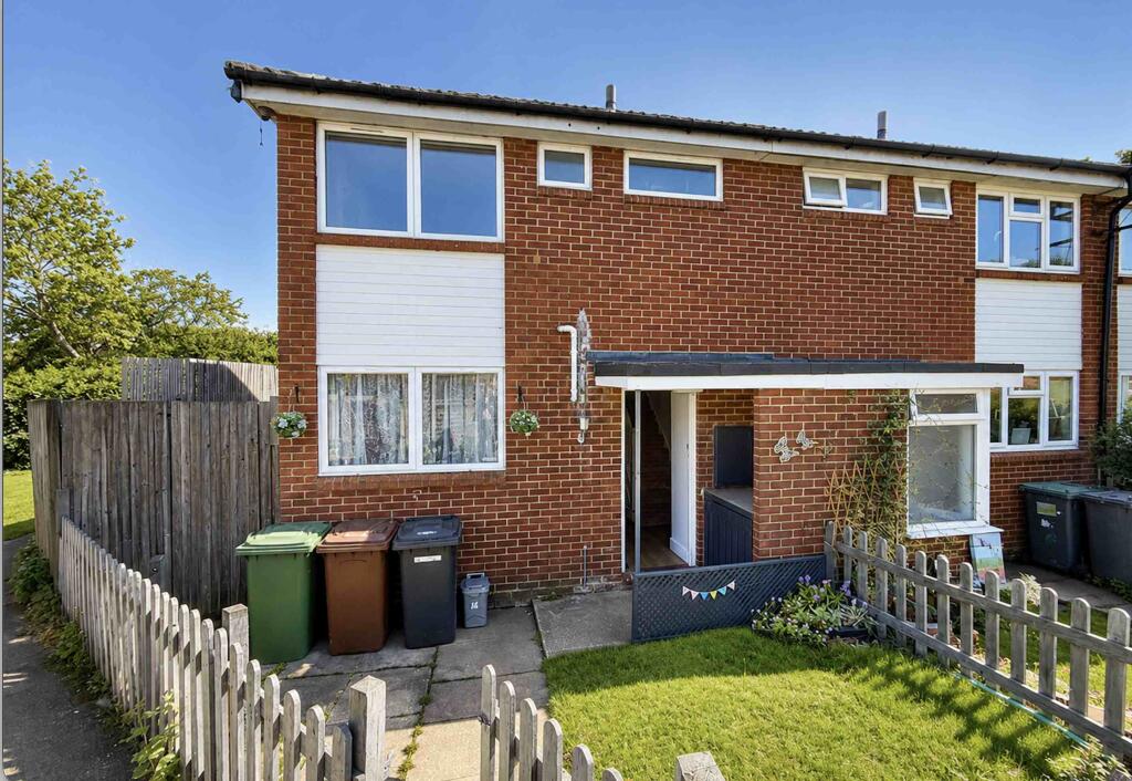 3 bed Mid Terraced House for rent in Bushey. From Home Management Ltd - Bushey
