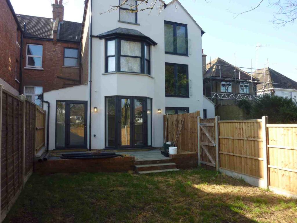 2 bed House (unspecified) for rent in Bushey. From Home Management Ltd - Bushey