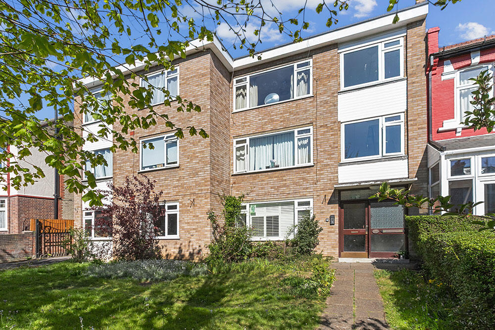 2 bed 1st Floor Flat for rent in Wanstead. From Theydons - East London - Sales