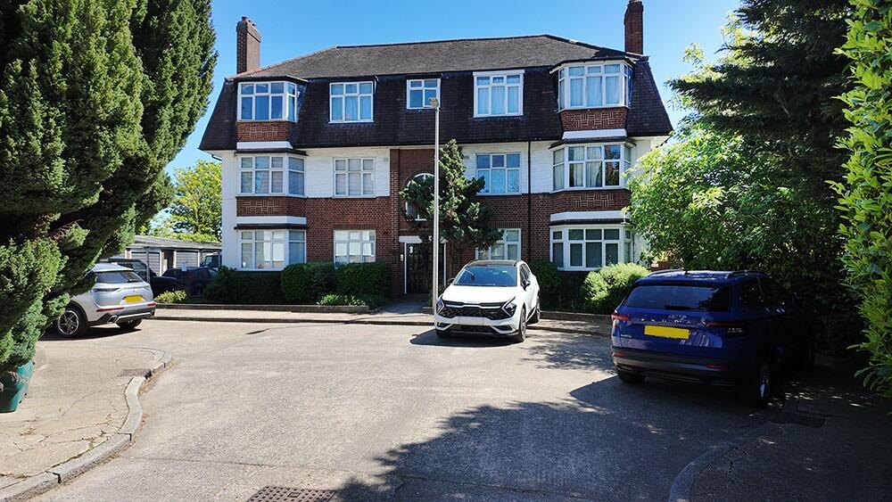 2 bed 1st Floor Flat for rent in Woodford. From Theydons - East London - Sales