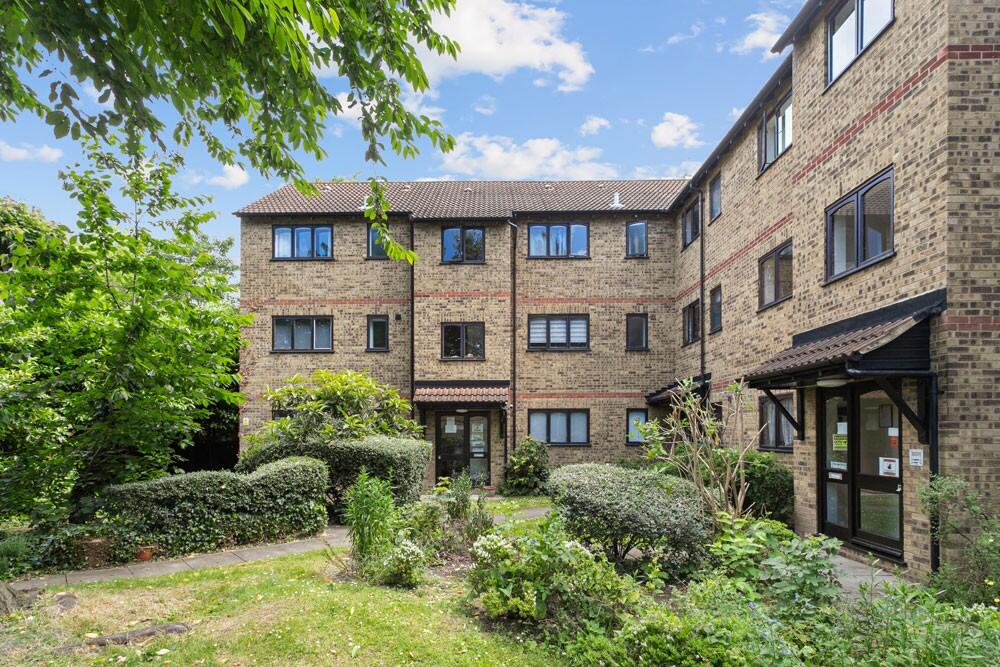 1 bed 1st Floor Flat for rent in Wanstead. From Theydons - East London - Sales