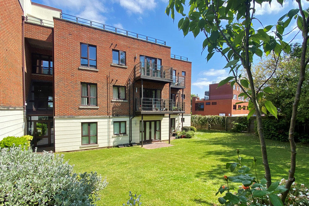 2 bed Apartment for rent in Woodford. From Theydons - East London - Sales