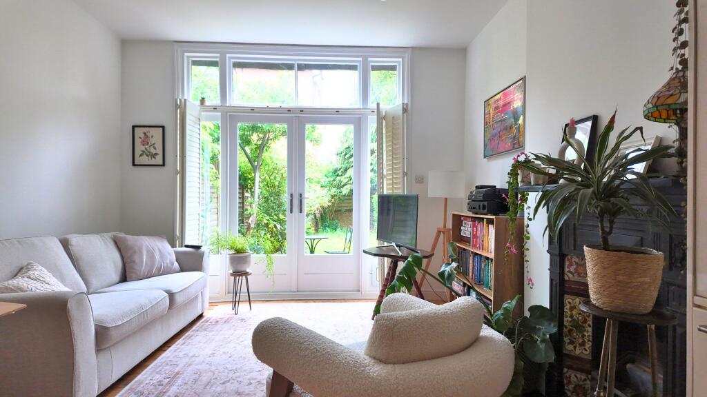 2 bed 1st Floor Flat for rent in London. From Theydons - East London - Sales