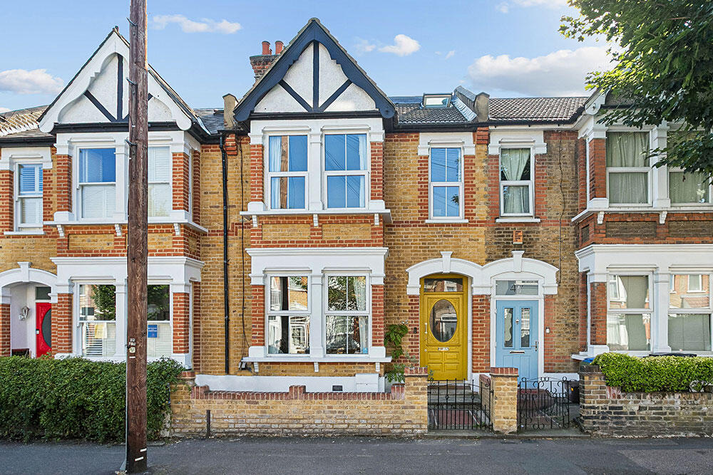 5 bed Mid Terraced House for rent in Wanstead. From Theydons - East London - Sales
