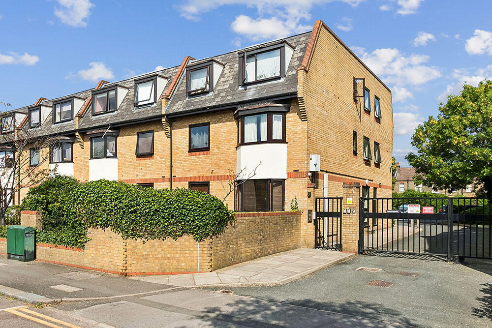 1 bed 1st Floor Flat for rent in Wanstead. From Theydons - East London - Sales