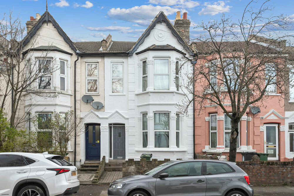 2 bed 1st Floor Flat for rent in Wanstead. From Theydons - East London - Sales