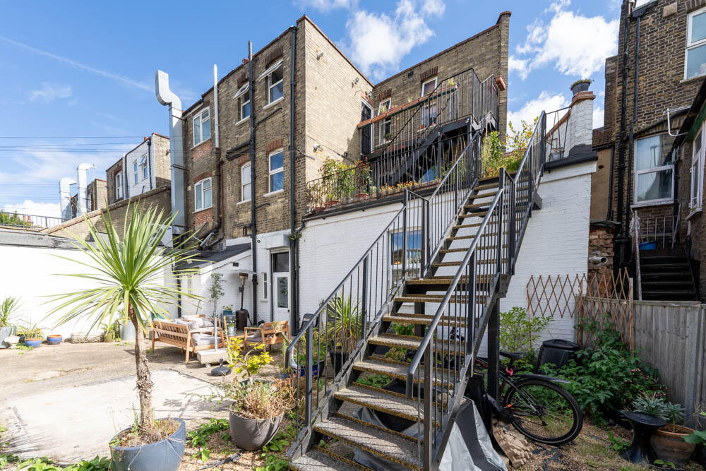 1 bed 1st Floor Flat for rent in Wanstead. From Theydons - East London - Sales