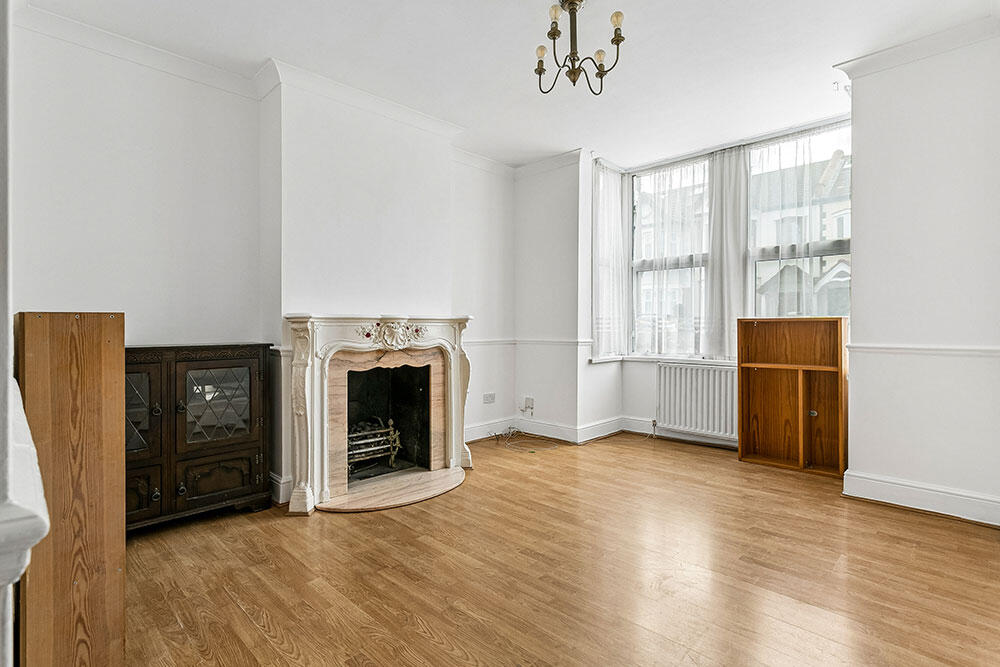 2 bed 1st Floor Flat for rent in Leyton. From Theydons - East London - Sales