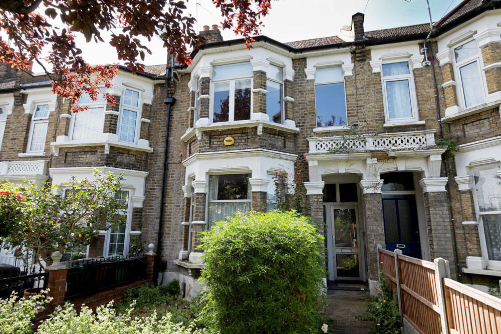 2 bed 1st Floor Flat for rent in Wanstead. From Theydons - East London - Sales