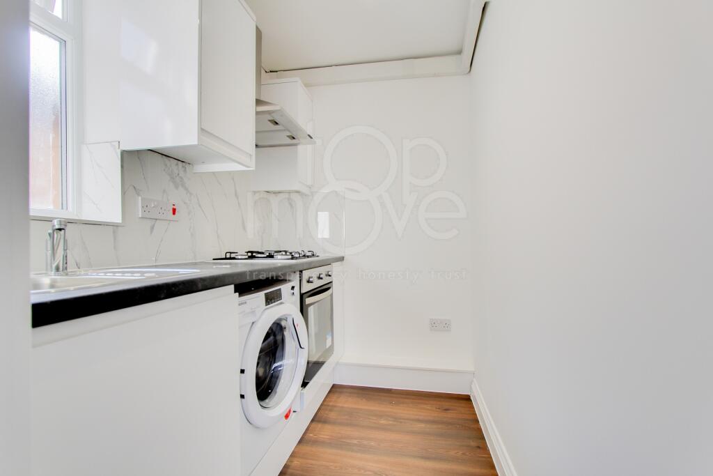2 bed 1st Floor Flat for rent in Mitcham. From Top Move Estate Agents LTD 