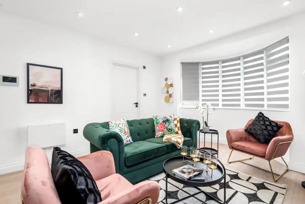 1 bed 1st Floor Flat for rent in Uxbridge. From Upper Class Estates