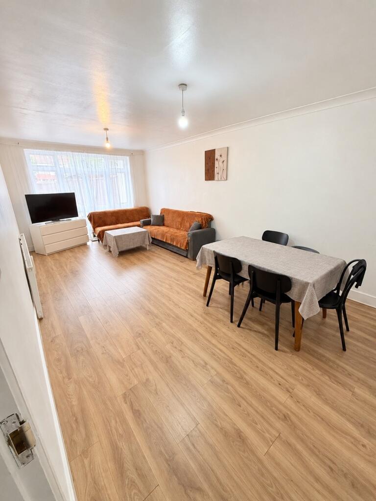 4 bed Semi Detached for rent in Wood Green. From Upper Class Estates 4 bed Semi Detached for rent in Wood Green. From Upper Class Estates