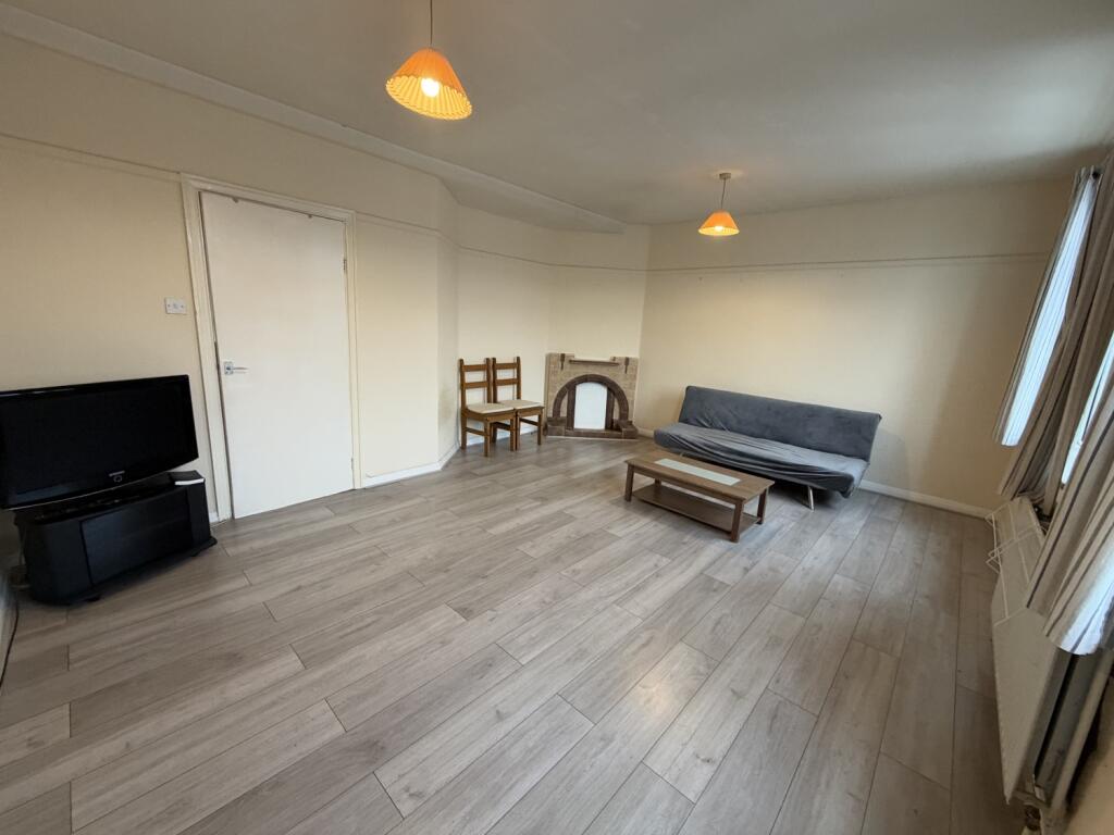 3 bed 1st Floor Flat for rent in Staines-upon-Thames. From Upstairs Downstairs
