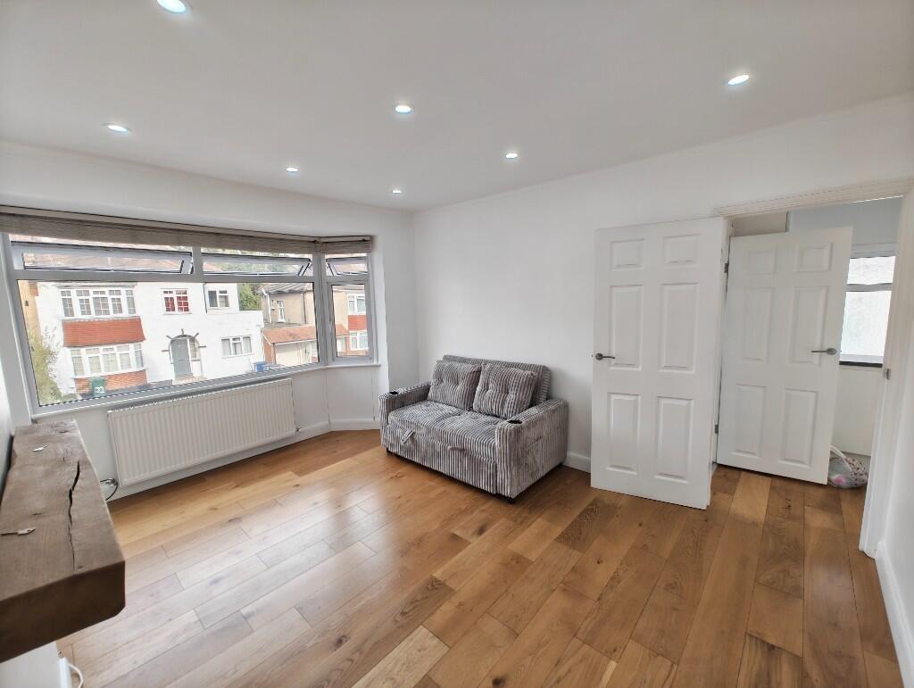 1 bed Annexe for rent in London. From Urtopia Limited - Millennium Quay