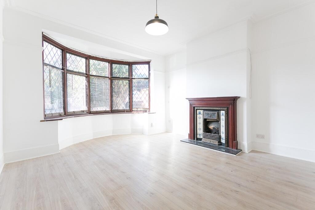6 bed Mid Terraced House for rent in London. From Utile Dulci - London