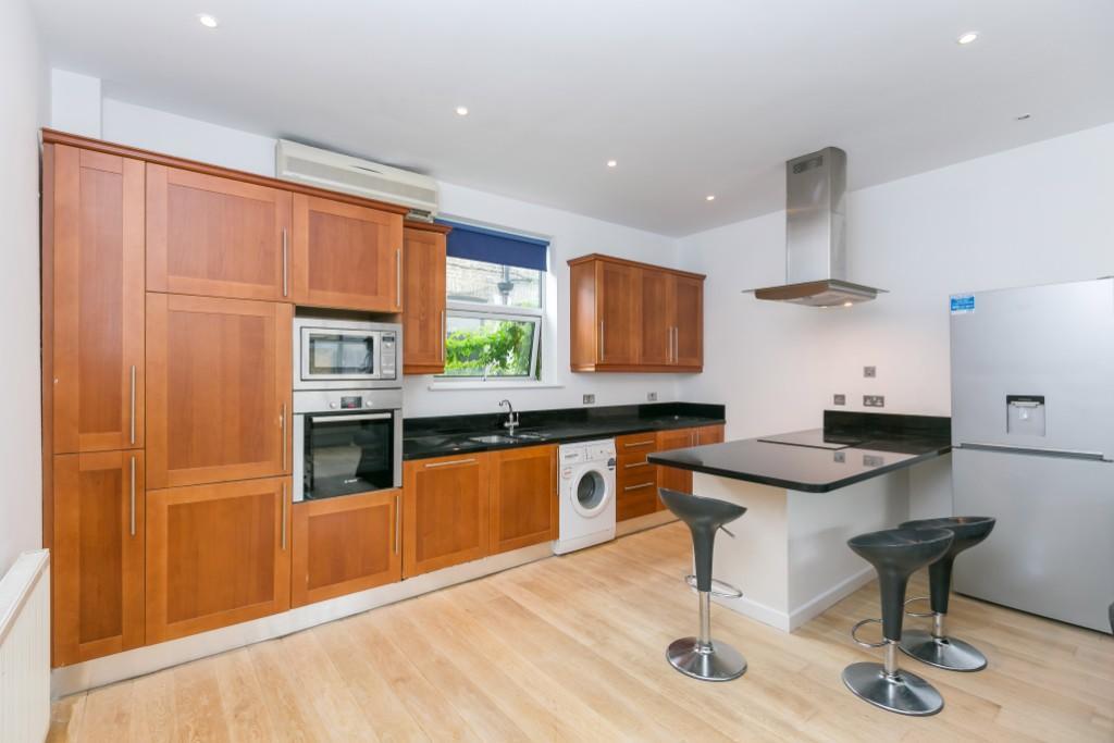 4 bed Mid Terraced House for rent in Hammersmith. From Utile Dulci - London