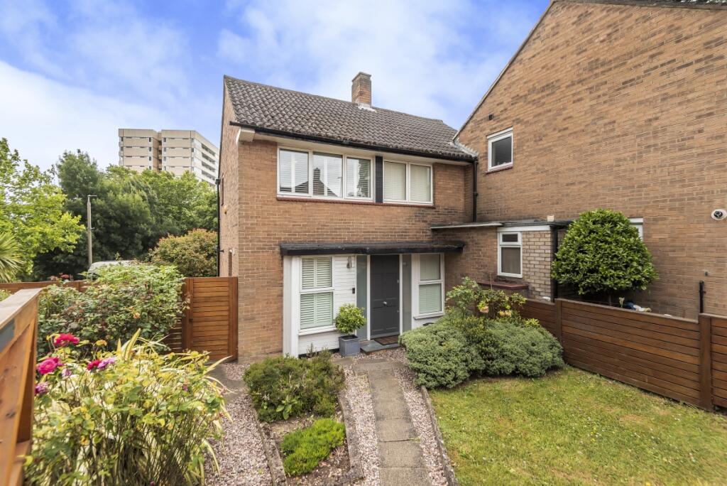 3 bed Detached for rent in Wimbledon. From Kinleigh Folkard & Hayward - Sales - Southfields 3 bed Detached for rent in Wimbledon. From Kinleigh Folkard & Hayward - Sales - Southfields