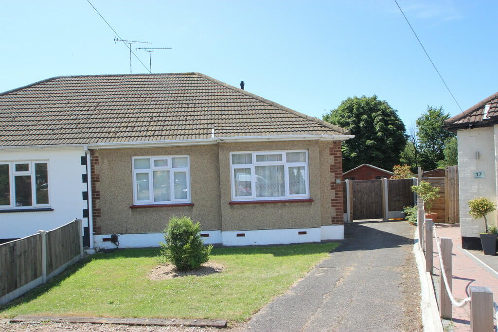 2 bed Semi-detached bungalow for rent in Tarpots. From Williams and Donovan - Benfleet