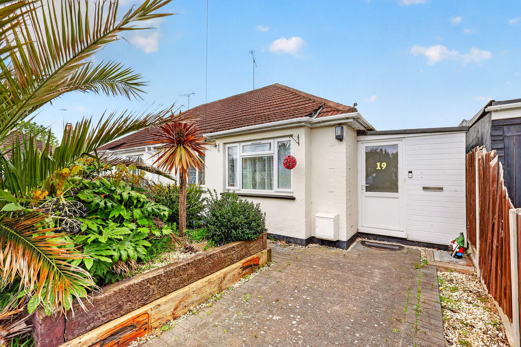 2 bed Semi-detached bungalow for rent in Tarpots. From Williams and Donovan - Benfleet