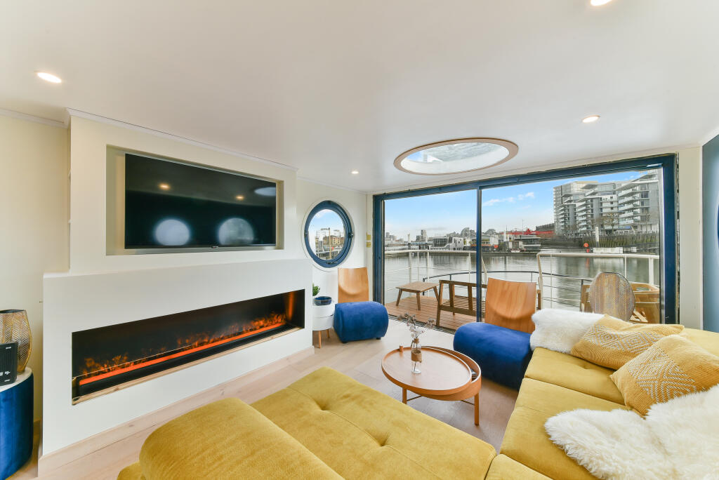 3 bed House Boat for rent in Wandsworth. From Winchester White - Battersea