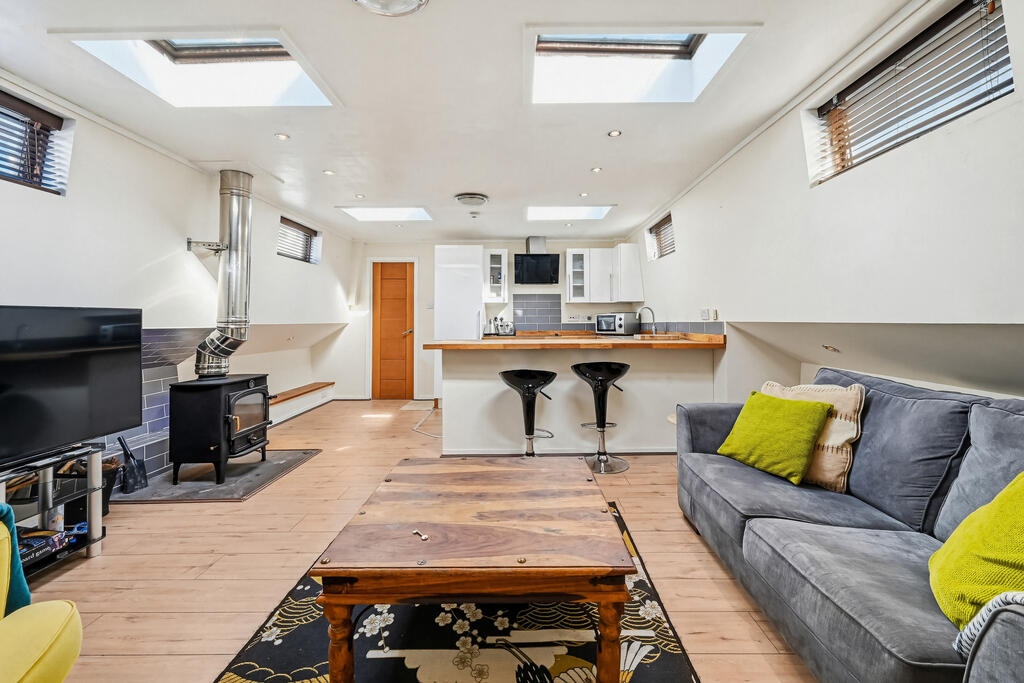 2 bed House Boat for rent in Battersea. From Winchester White - Battersea 2 bed House Boat for rent in Battersea. From Winchester White - Battersea