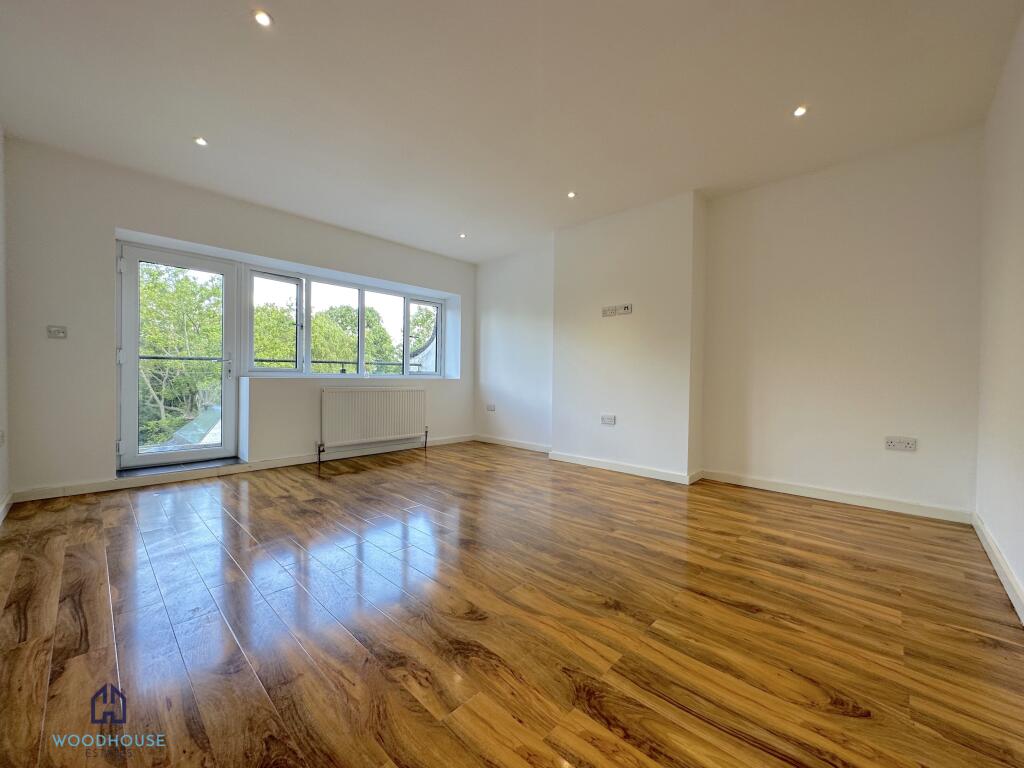 3 bed 1st Floor Flat for rent in Friern Barnet. From WOODHOUSE ESTATES AGENTS