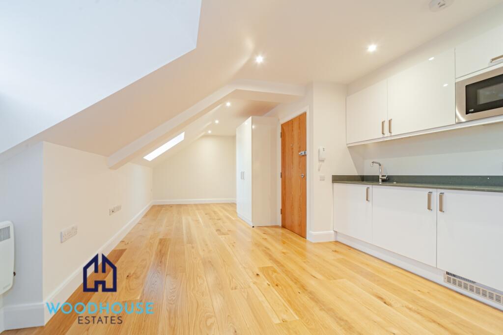 3 bed Studio for rent in Hampstead. From WOODHOUSE ESTATES AGENTS