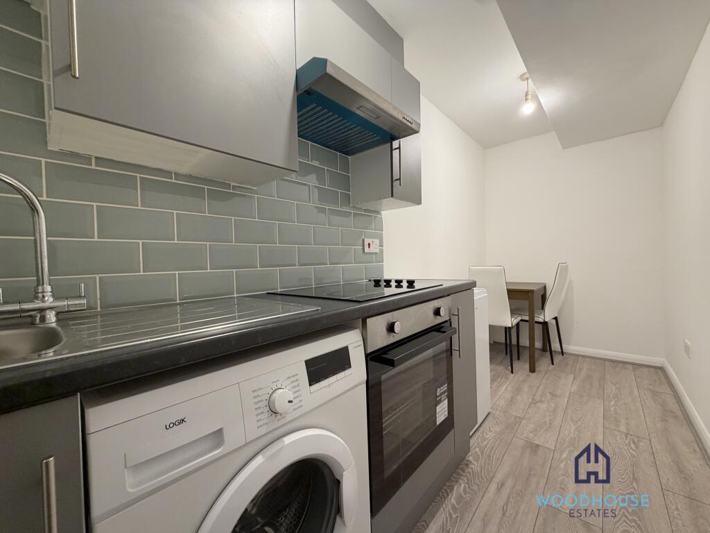 4 bed Studio for rent in Friern Barnet. From WOODHOUSE ESTATES AGENTS