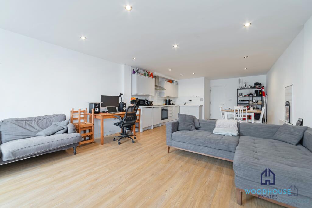 2 bed 1st Floor Flat for rent in Bethnal Green. From WOODHOUSE ESTATES AGENTS
