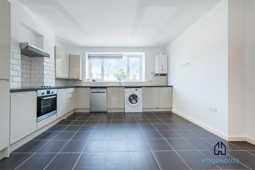 3 bed 1st Floor Flat for rent in Friern Barnet. From WOODHOUSE ESTATES AGENTS