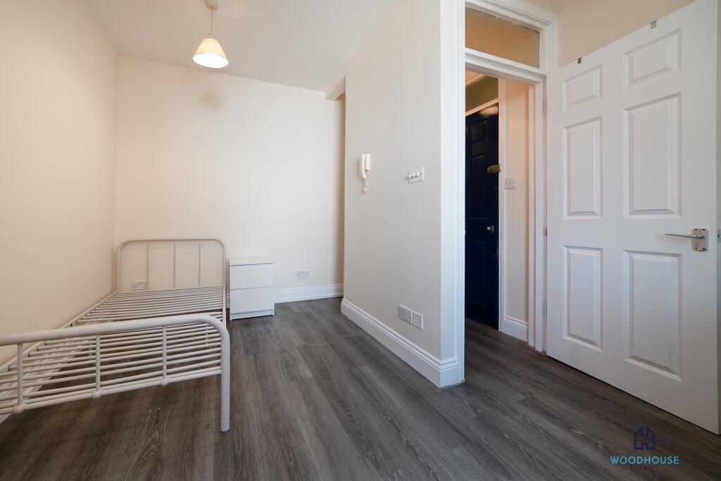 4 bed Studio for rent in Willesden. From WOODHOUSE ESTATES AGENTS
