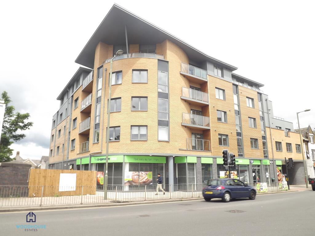 2 bed 1st Floor Flat for rent in Friern Barnet. From WOODHOUSE ESTATES AGENTS