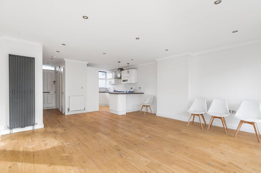 4 bed Annexe for rent in London. From Kinleigh Folkard & Hayward - Lettings - Battersea Park Lettings