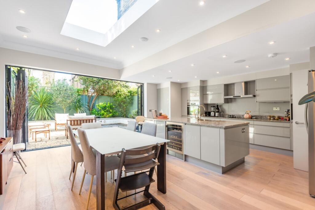 4 bed Detached for rent in London. From Kinleigh Folkard & Hayward - Lettings - Battersea Park Lettings