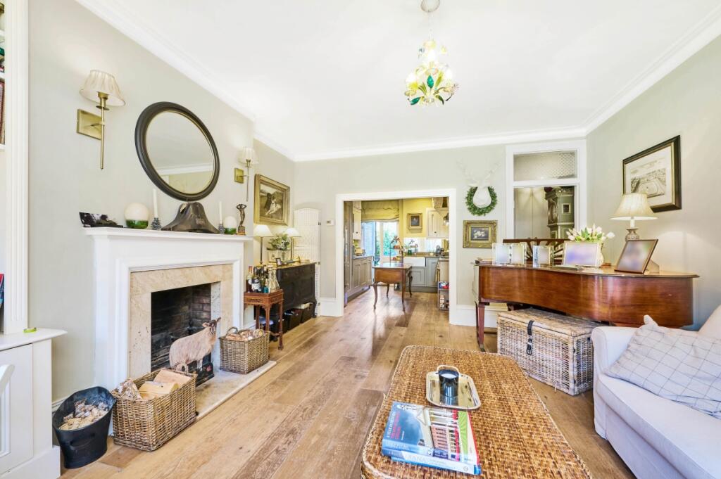 3 bed 1st Floor Flat for rent in London. From Kinleigh Folkard & Hayward - Lettings - Battersea Park Lettings