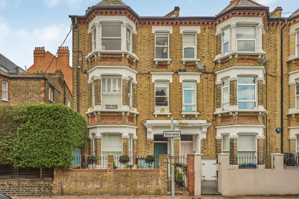 2 bed 1st Floor Flat for rent in Battersea. From Kinleigh Folkard & Hayward - Lettings - Battersea Park Lettings