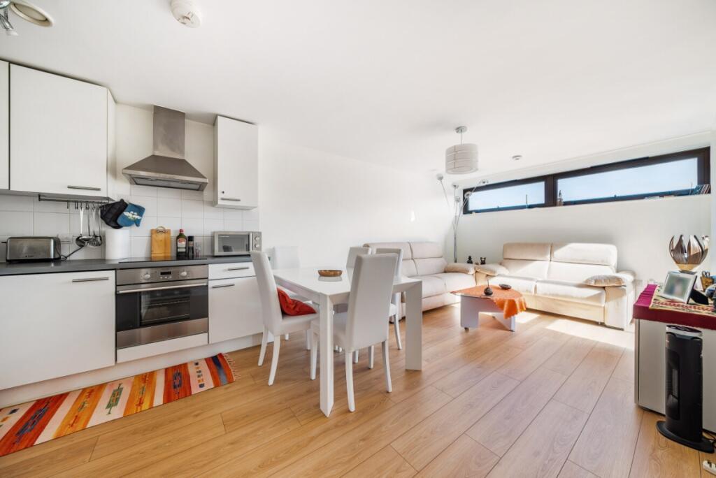 1 bed 1st Floor Flat for rent in Battersea. From Kinleigh Folkard & Hayward - Lettings - Battersea Park Lettings