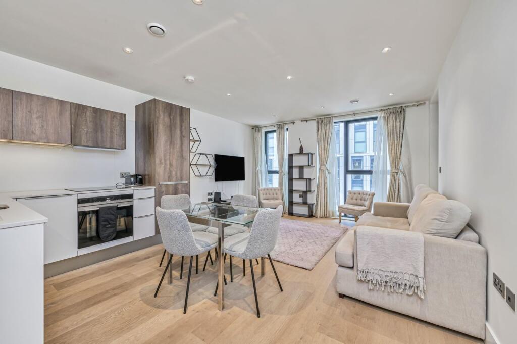 1 bed 1st Floor Flat for rent in Clapham. From Kinleigh Folkard & Hayward - Lettings - Battersea Park Lettings