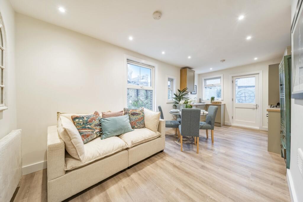 2 bed 1st Floor Flat for rent in Clapham. From Kinleigh Folkard & Hayward - Lettings - Battersea Park Lettings