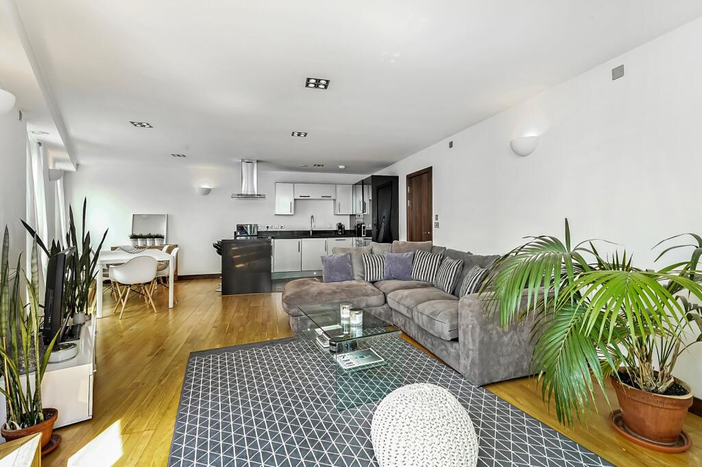 2 bed 1st Floor Flat for rent in London. From Kinleigh Folkard & Hayward - Lettings - Battersea Park Lettings