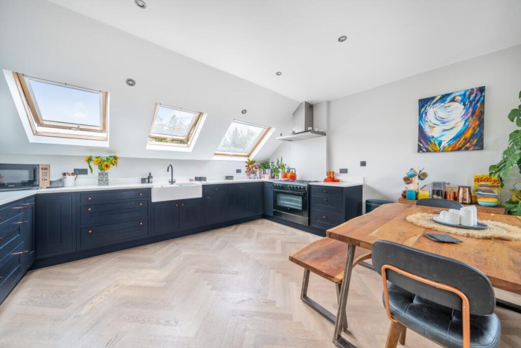 3 bed Annexe for rent in London. From Kinleigh Folkard & Hayward - Lettings - Battersea Park Lettings
