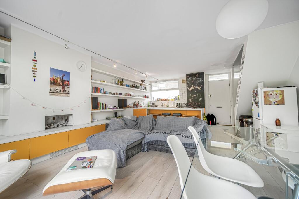 3 bed 1st Floor Flat for rent in Battersea. From Kinleigh Folkard & Hayward - Lettings - Battersea Park Lettings
